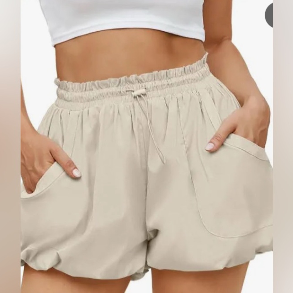 Mabel bubble shorts NWOT, sz. Small, tan